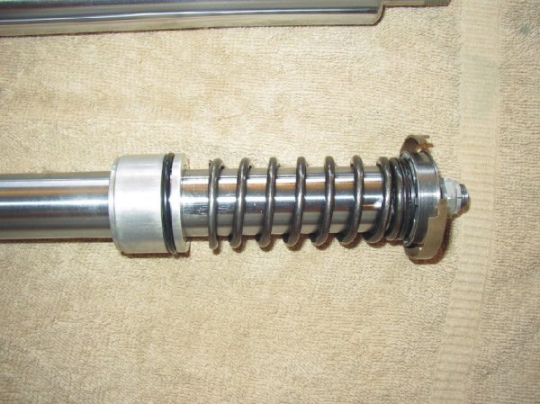 Piston with topping spring and seal-m.jpg