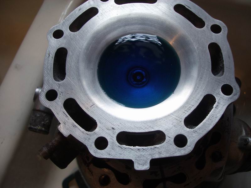 Fliud in combustion chamber 29.5 cc's.JPG