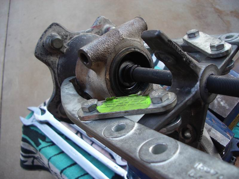Puller set up to push hub.JPG